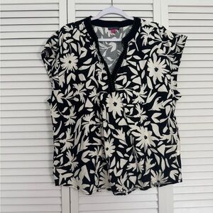 Vince Camuto Black & White Floral Short Sleeve V-Neck Blouse Sz L